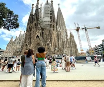 Sagrada Familia & Pedrera (Casa Mila): Small-Group Tour + Cava